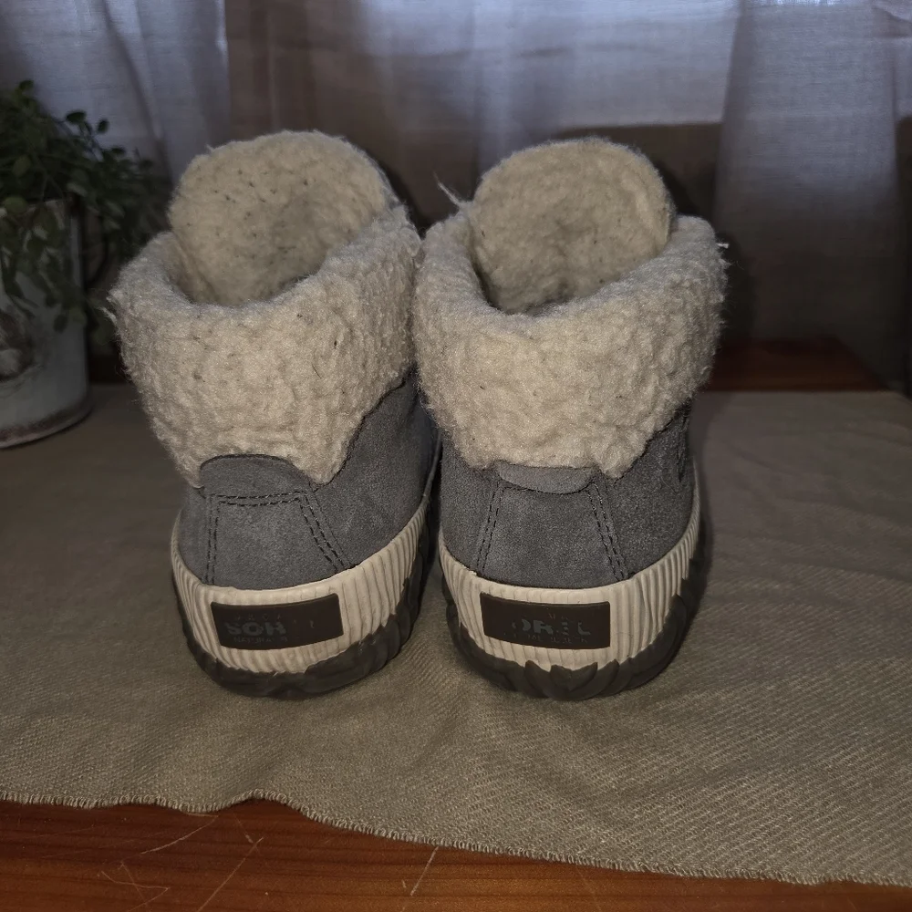 Sorel Kids  size 4 Boots in Gray suede with Orange Accents